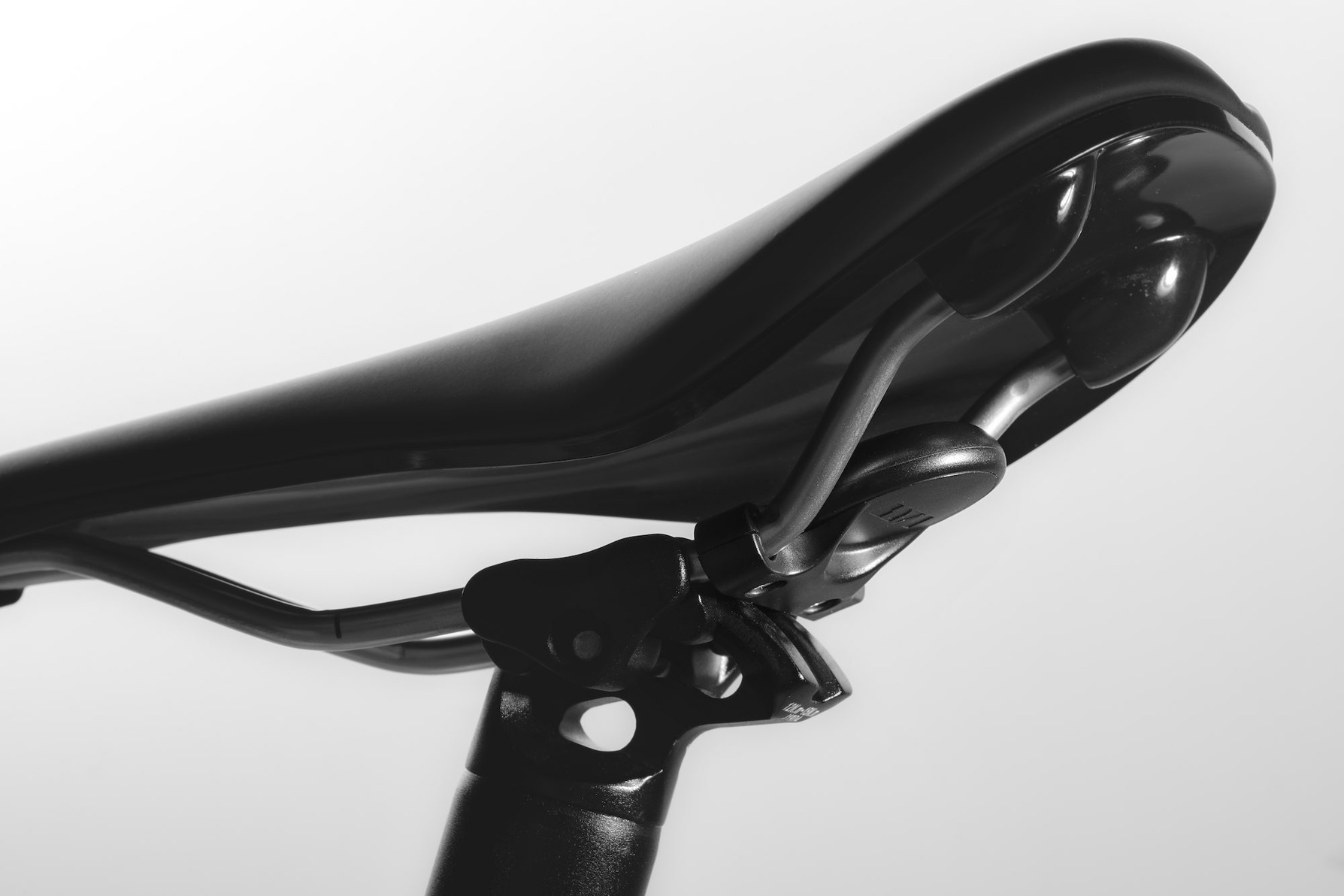 Zdjęcie do “LAUT Bike Tag Saddle Mount - uchwyt do AirTag”.