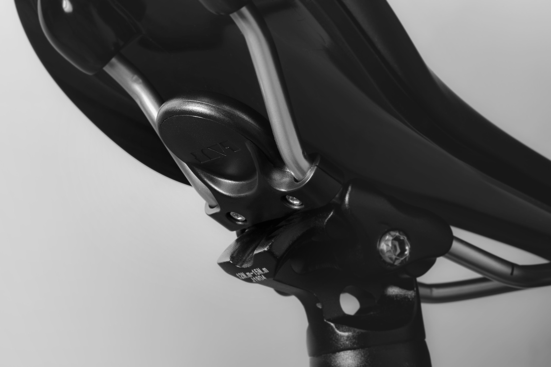 Zdjęcie do “LAUT Bike Tag Saddle Mount - uchwyt do AirTag”.