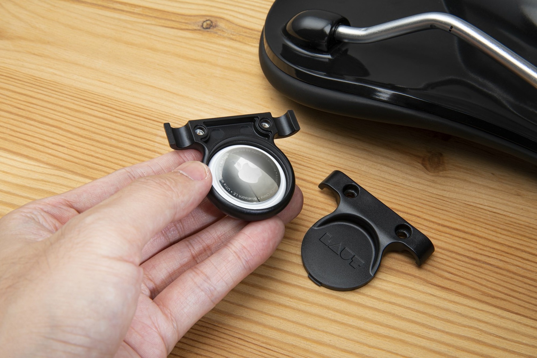 Zdjęcie do “LAUT Bike Tag Saddle Mount - uchwyt do AirTag”.