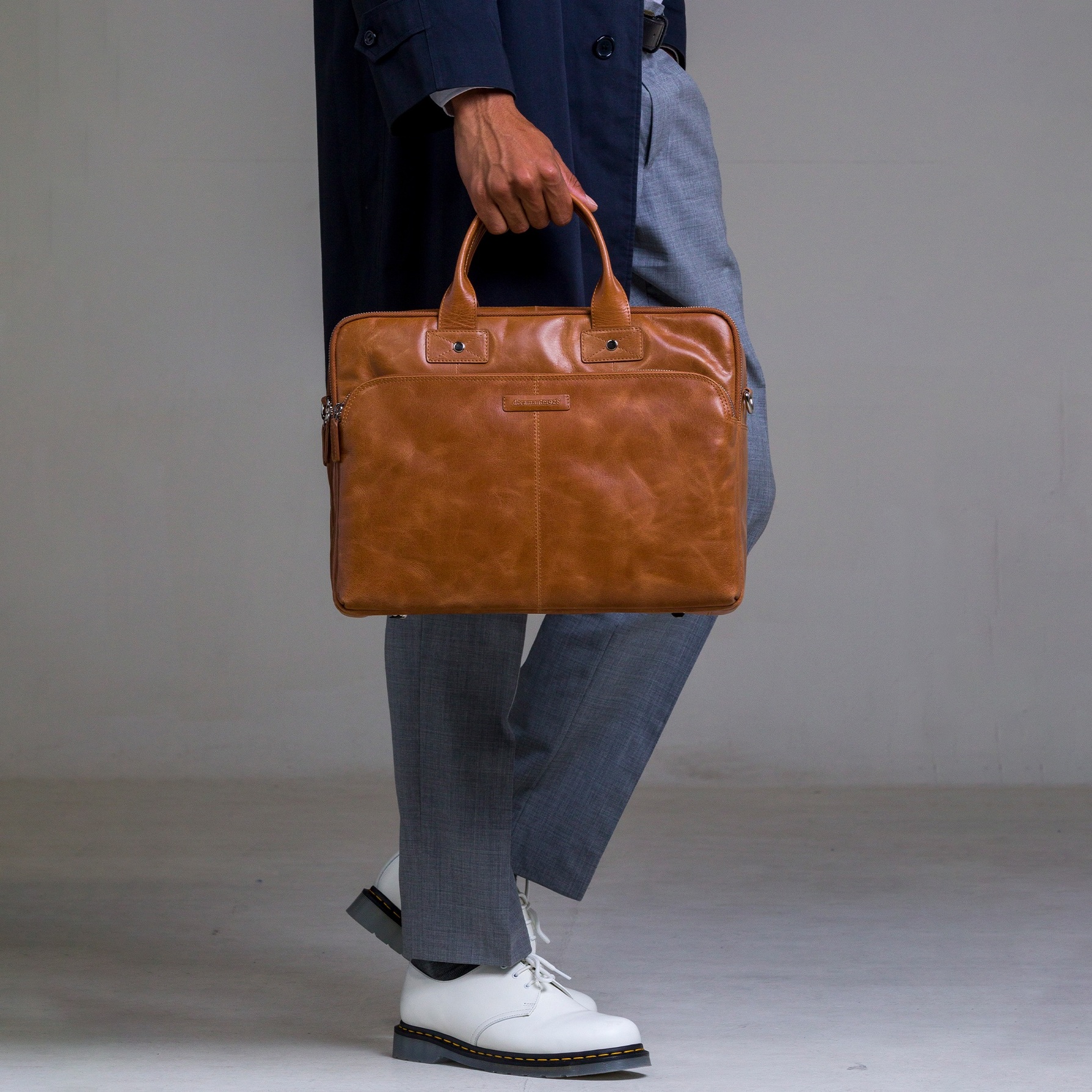 Zdjęcie do “dBramante Kronborg Tan - skórzana torba do MacBook 16"”.