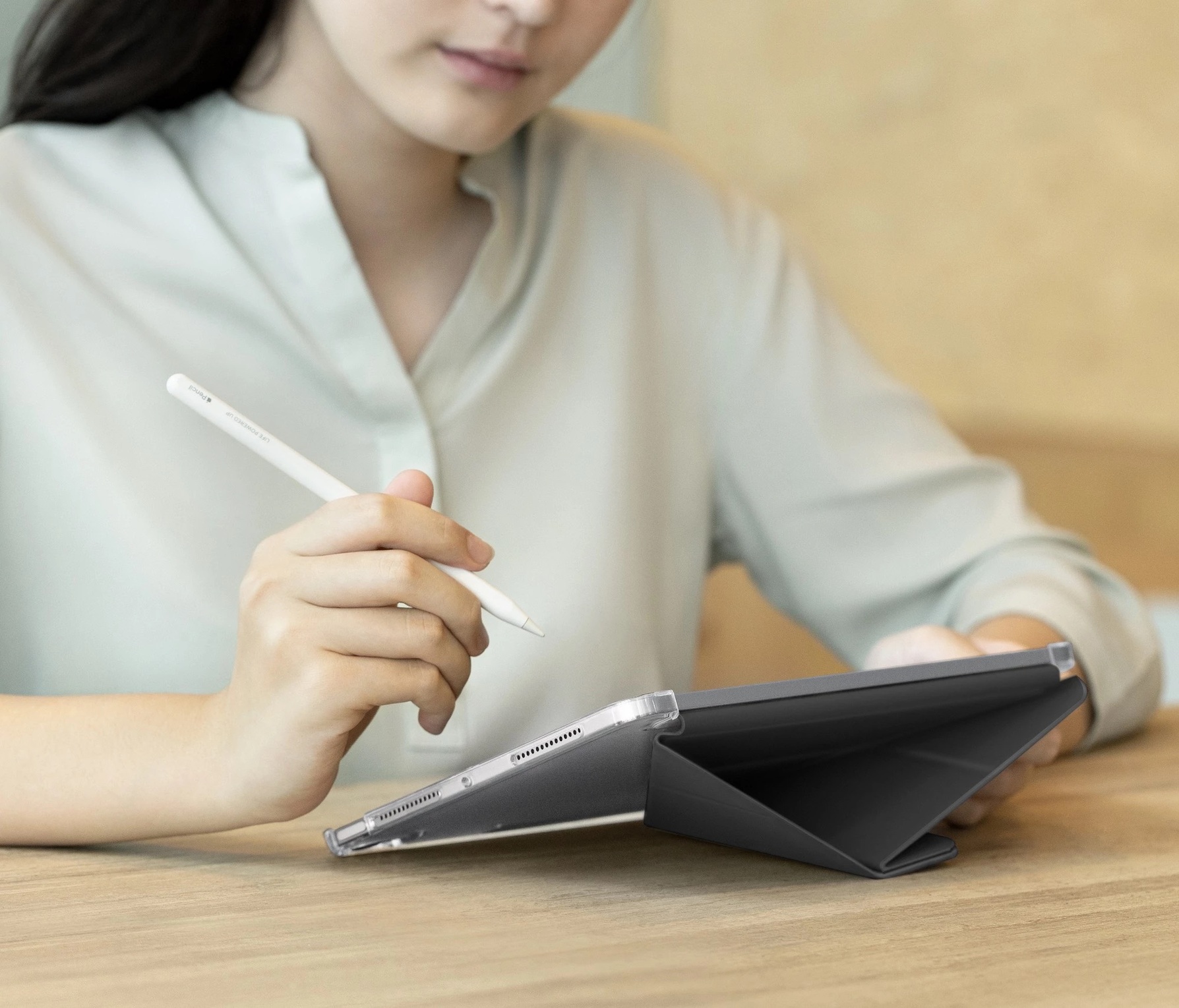 Zdjęcie do “UNIQ Camden Click Szary - etui iPad Pro 13" (2024)”.