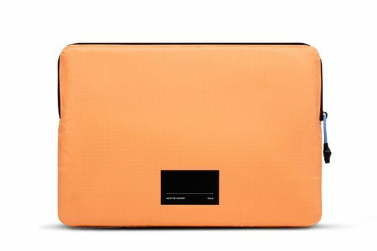 Zdjęcie do “Native union Ultralight Sleeve Morelowy - pokrowiec Macbook 13”.