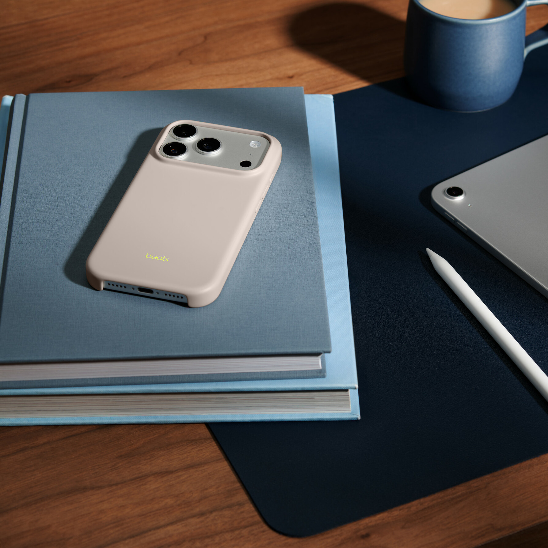 Zdjęcie do “Apple Beats iPhone 17 Pro Case with MagSafe and Camera Control — Lime Stone”.