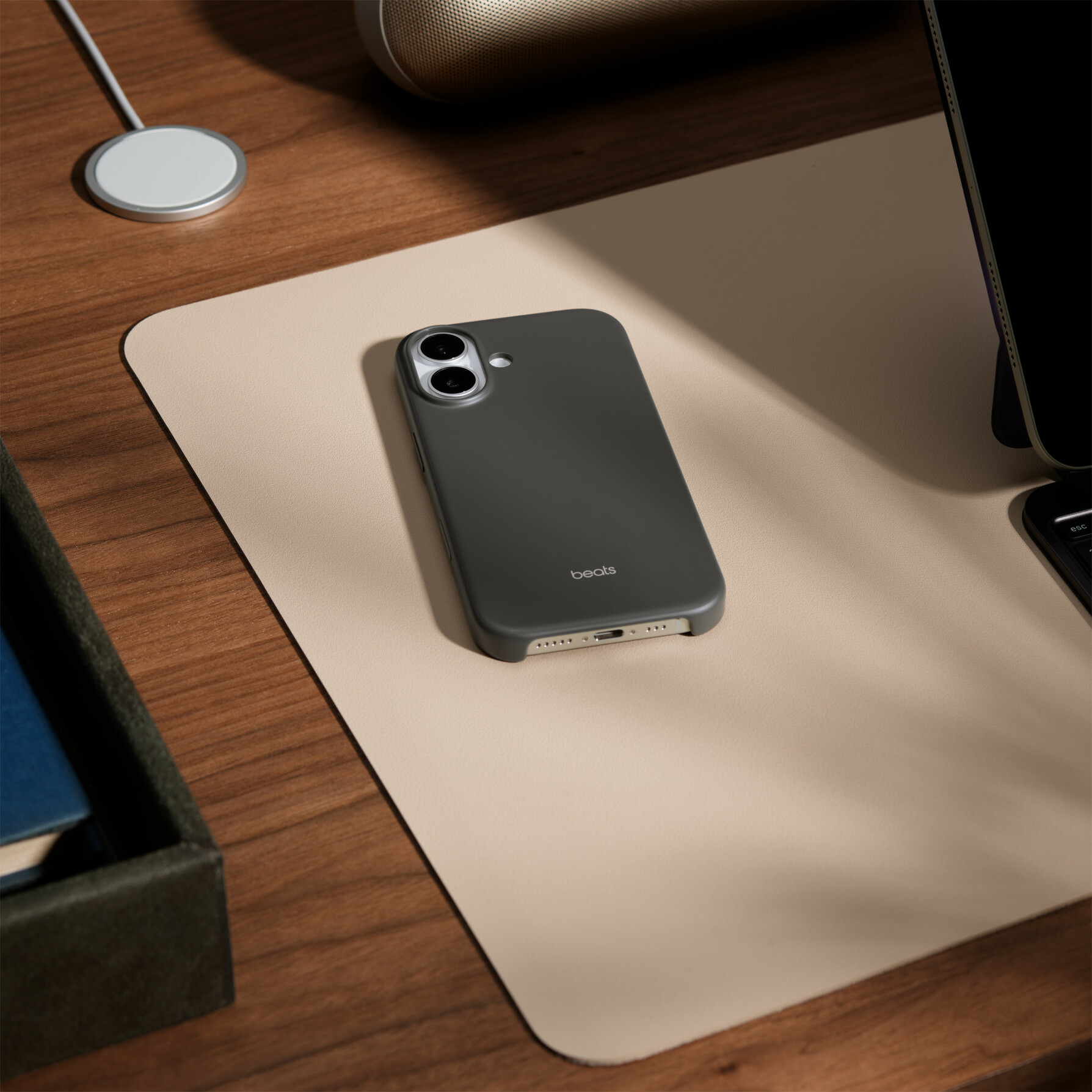 Zdjęcie do “Apple Beats iPhone 17 Case with MagSafe and Camera Control — Granite Gray”.