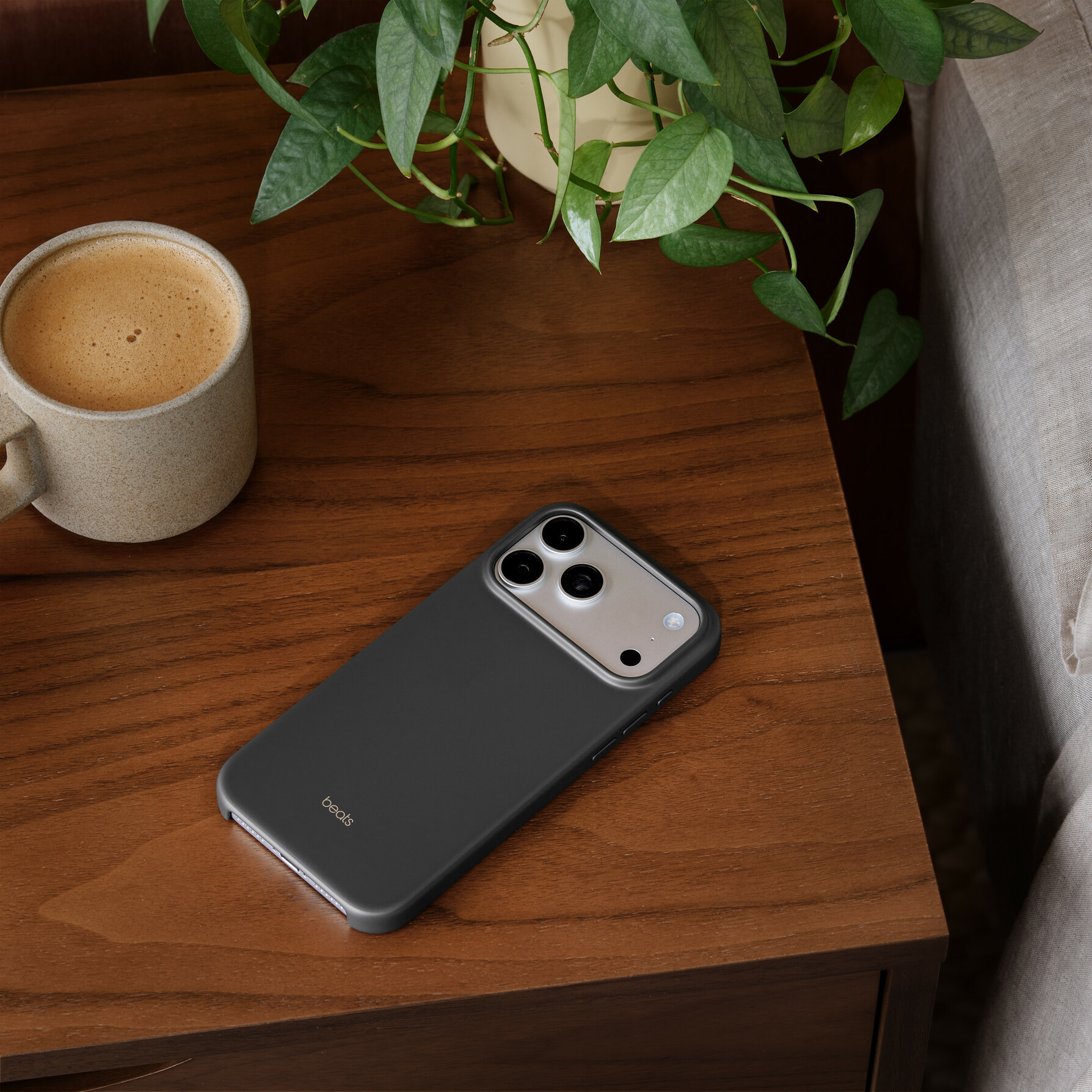 Zdjęcie do “Apple Beats iPhone 17 Pro Max Case with MagSafe and Camera Control — Granite Gray”.