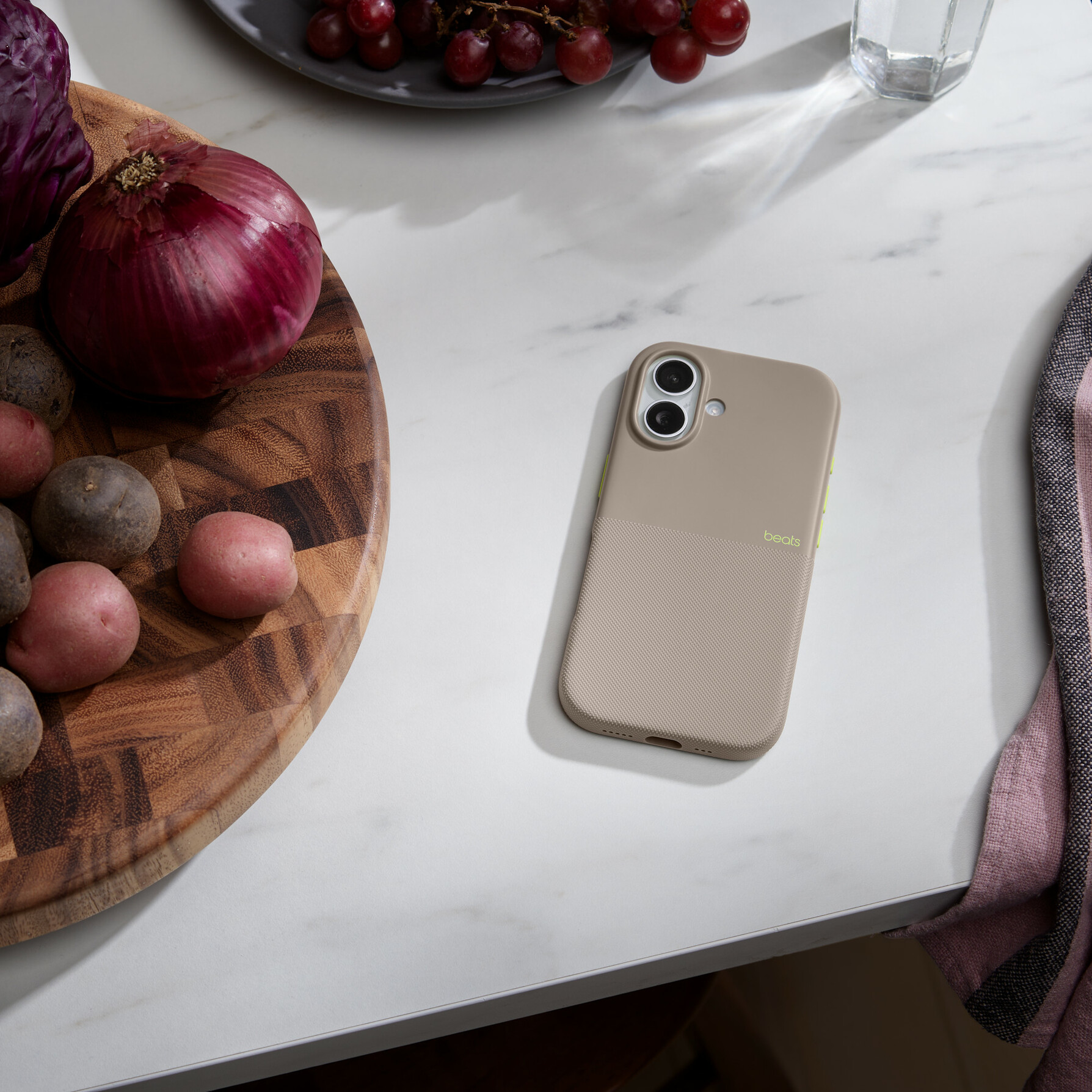 Zdjęcie do “Apple Beats iPhone 17 Rugged Case with MagSafe and Camera Control – Alpine Gray”.