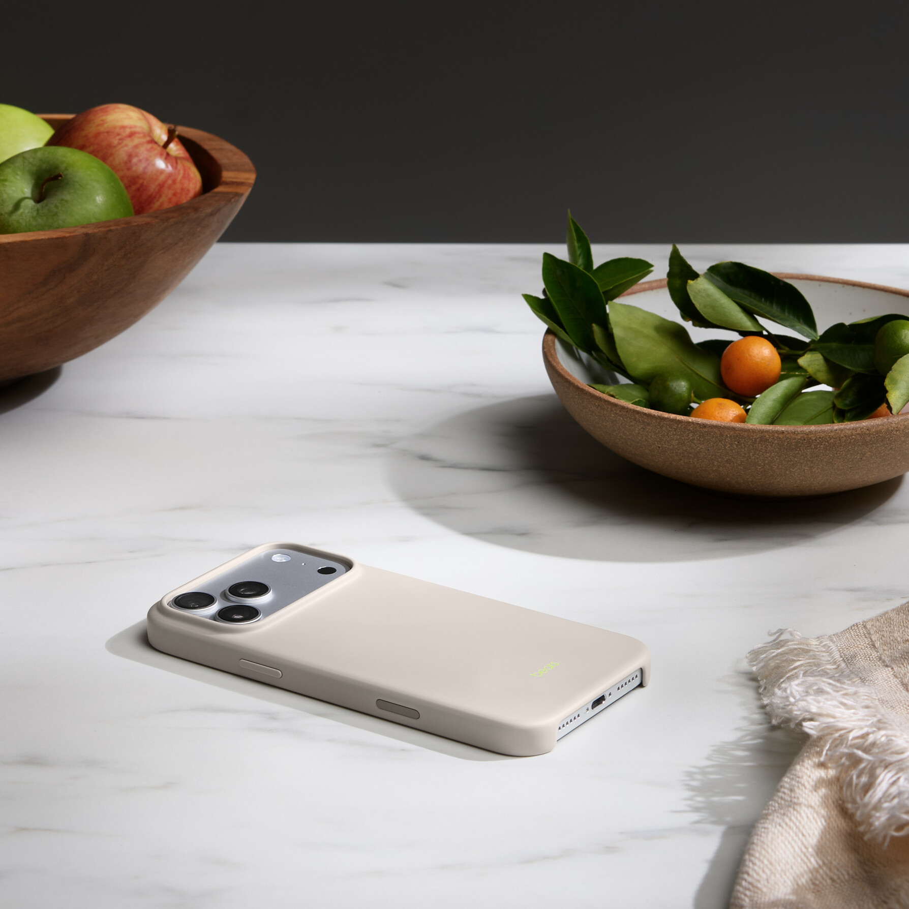 Zdjęcie do “Apple Beats iPhone 17 Pro Max Case with MagSafe and Camera Control — Lime Stone - Produkt otwarty”.