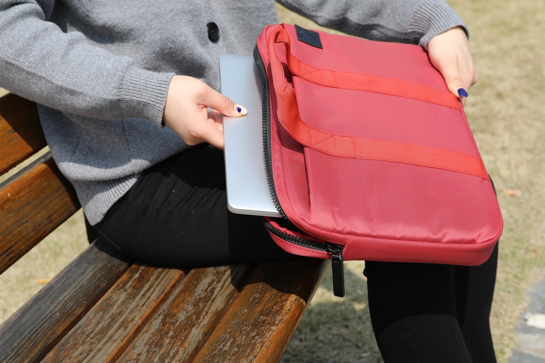 Zdjęcie do “JINYA Tech Messenger czerwony - torba MacBook 13" / 14" / 15" / 16"”.