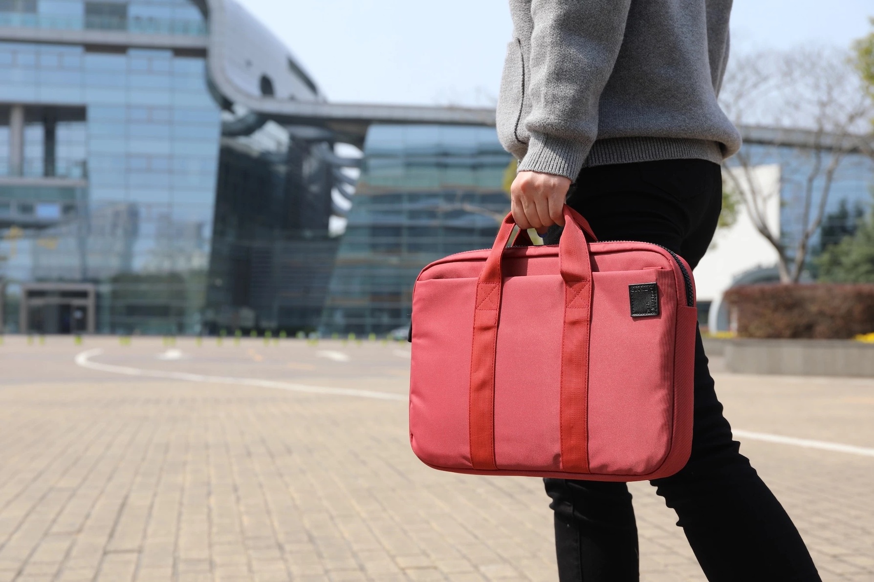 Zdjęcie do “JINYA Tech Messenger czerwony - torba MacBook 13" / 14" / 15" / 16"”.