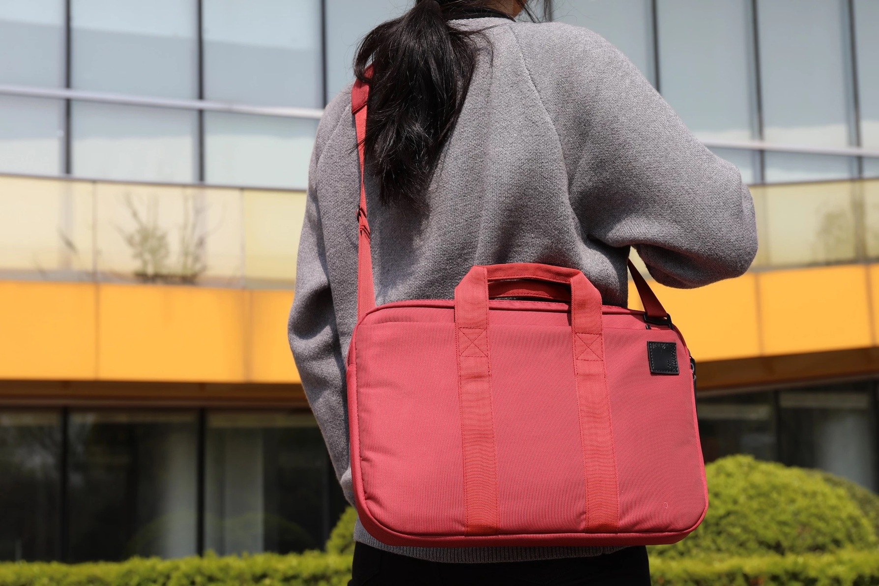 Zdjęcie do “JINYA Tech Messenger czerwony - torba MacBook 13" / 14" / 15" / 16"”.
