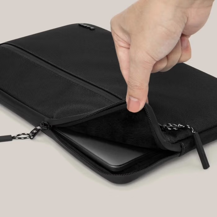 Zdjęcie do “Laut URBAN Protective Sleeve czarny - etui Macbook 14"”.