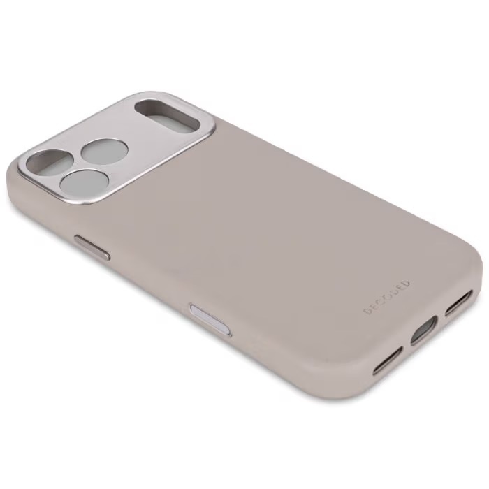 Zdjęcie do “DECODED Leather MagSafe beżowy - etui iPhone 17 Pro”.