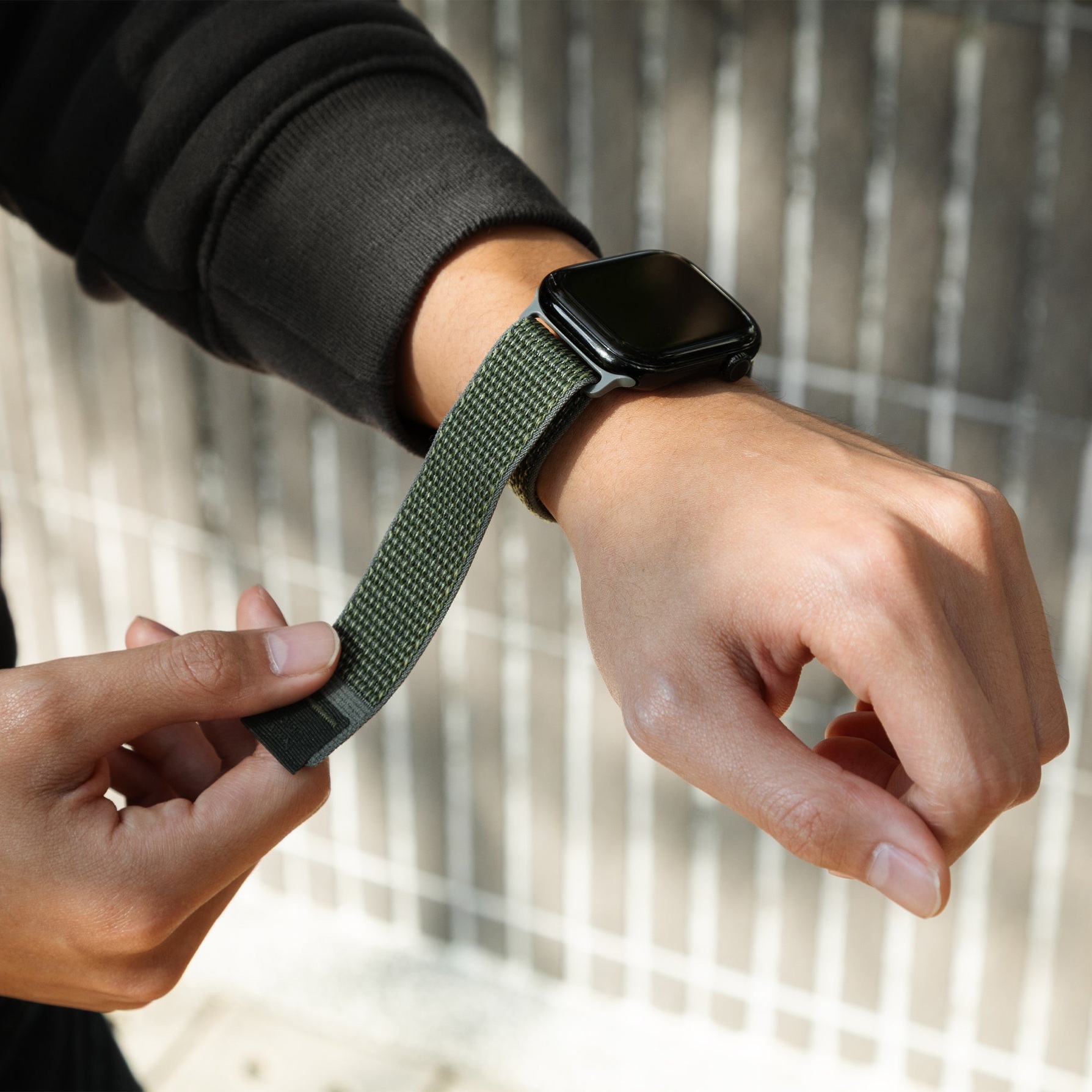 Zdjęcie do “Native Union Active Watch LOOP ciemna zieleń - pasek Apple Watch Ultra 44/45/46/49mm”.