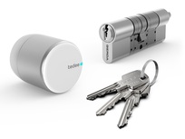 Zdjęcie do “tedee powered by GERDA set HK Srebrny z voucherem na wkładkę GERDA - inteligentny zamek - Produkt otwarty”.