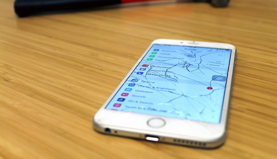 Zdjęcie do “Rozbity wyświetlacz w iPhone? Wymiana już od 889 złotych!”.