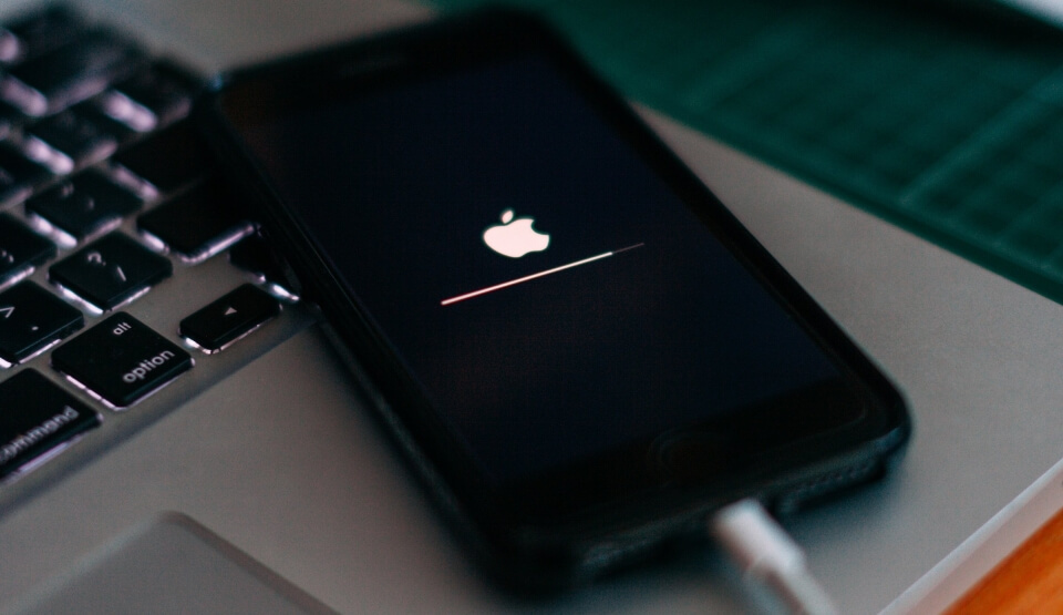 iPhone zatrzymuje się na logo Apple – co robić? Poznaj rozwiązania!